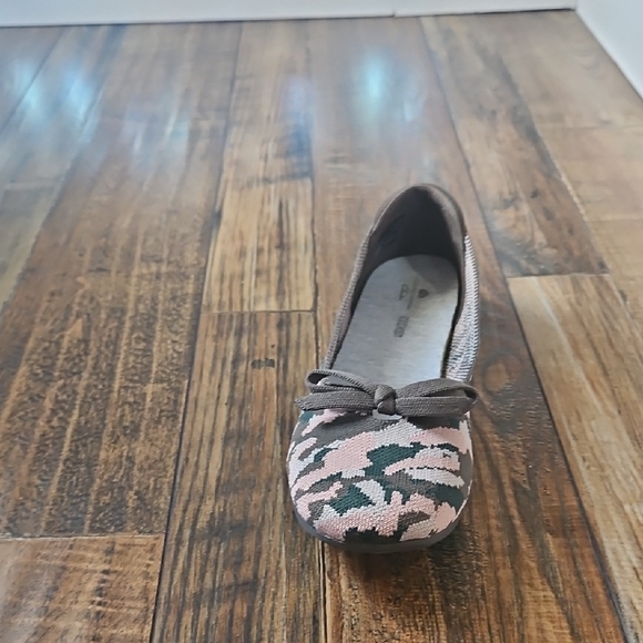 New Cloudsteppers by Clarks. Pink,Olive,White Camo Patterned Flats W/ Bow (Sz.8) - Picture 9 of 14